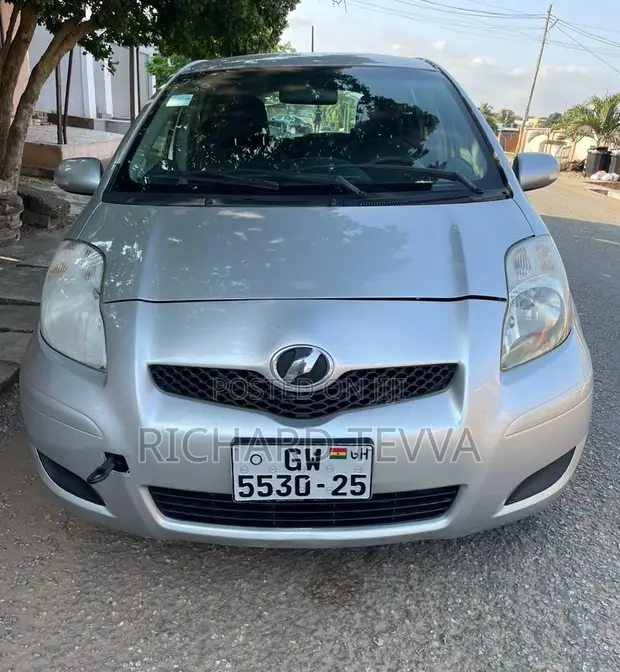Toyota Vitz 1.3 AWD 5dr 2010 Silver - 1
