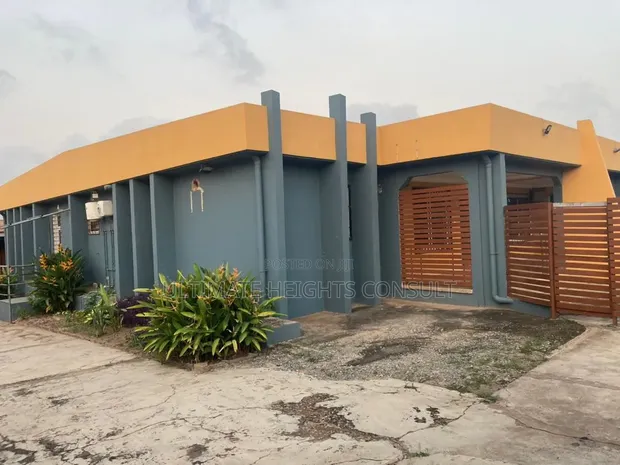 6-Bedroom House with Boys Quarters for Rent in Achimota - 1