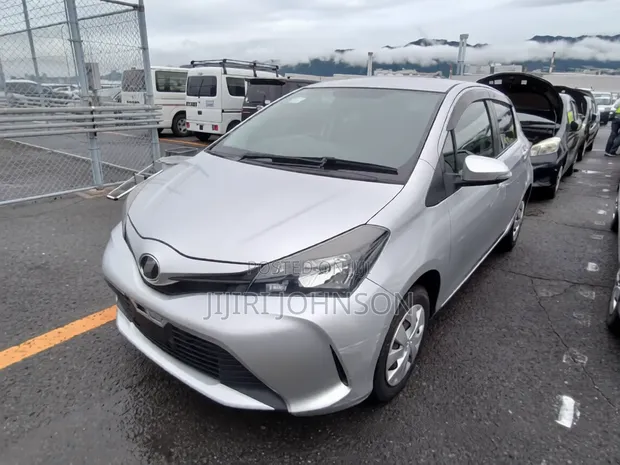 Toyota Vitz 2016 Silver - 1
