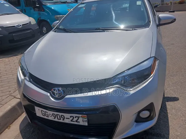 Toyota Corolla 2016 Silver - 1
