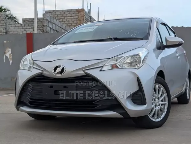 Toyota Vitz 2018 Silver - 1