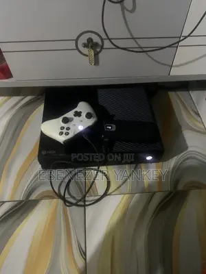 Xbox One with 7 Games and 1 Controller