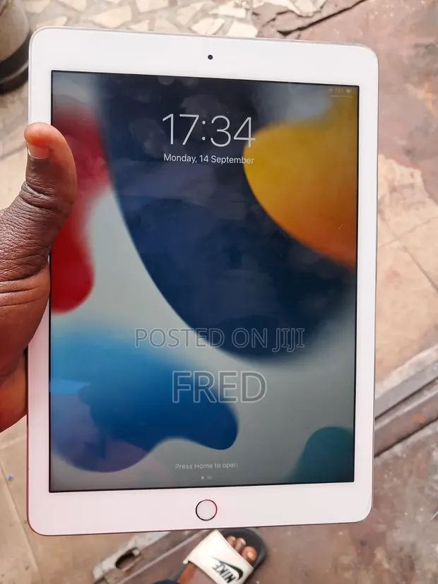 Apple iPad Air 2 64GB Gray - 1