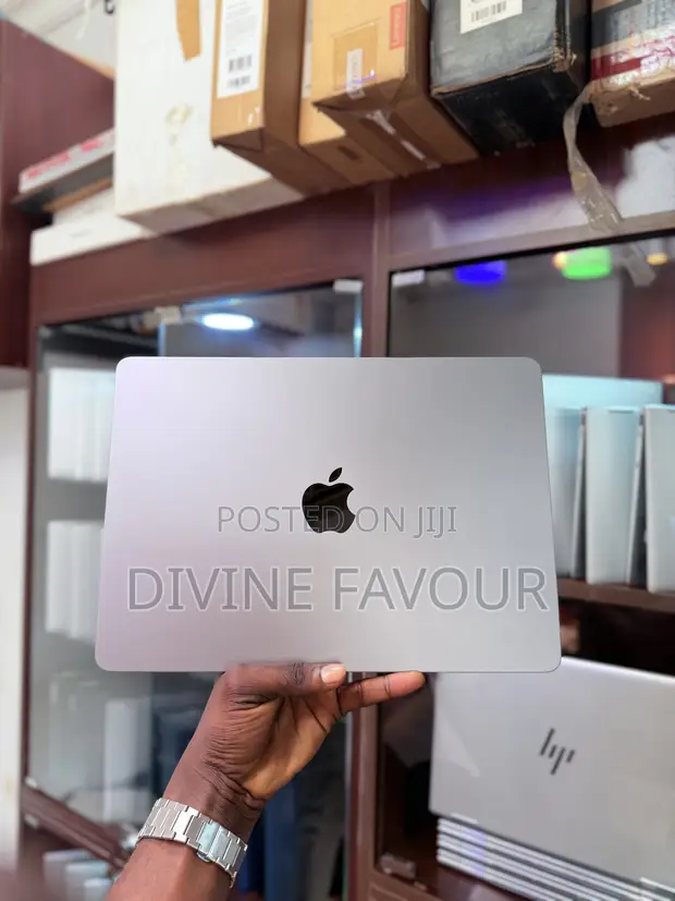 Apple MacBook Air 2022 M2 (8GB RAM, 256GB SSD) - 1
