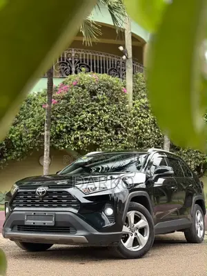 2021 Toyota RAV4 XLE Black