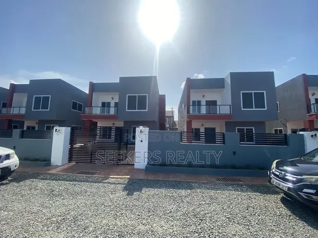 4 Bedroom House with Staff Quarters for Rent in Botwe, School Junction - 1