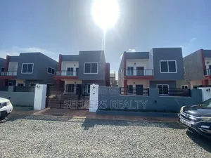 4 Bedroom House with Staff Quarters for Rent in Botwe, School Junction