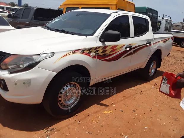 Mitsubishi L200 2009 White - 1