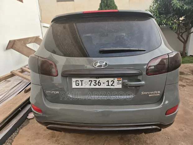 Hyundai Santa Fe 2012 Gray - 1
