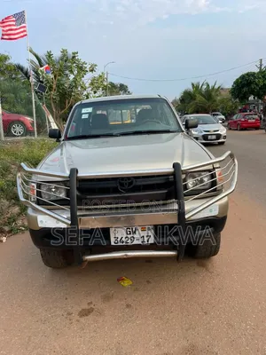 Toyota Hilux 2000 Silver
