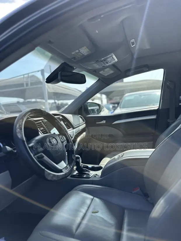 Toyota Highlander XLE 2019 Gray - 1