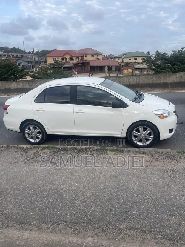 Toyota Yaris 2010 White - 1