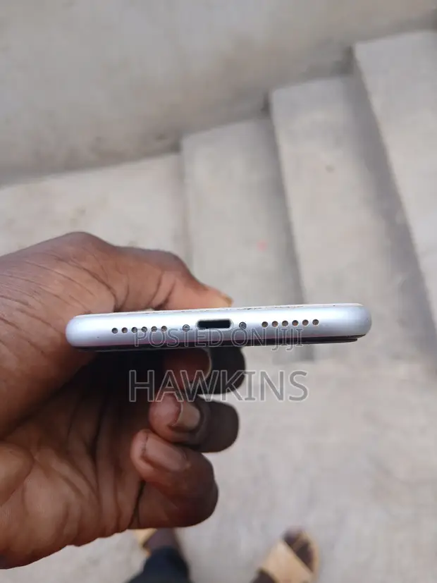 Apple iPhone XR 64GB White - 1