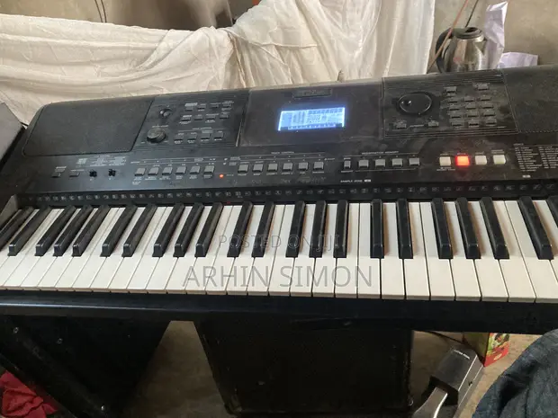 Yamaha PSR-E463 Electronic Keyboard - 1