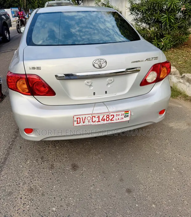 Toyota Corolla 2010 Silver - 1
