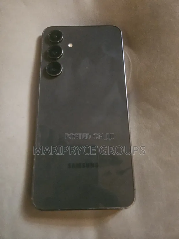 Samsung Galaxy S24 FE 256GB Gray - 1
