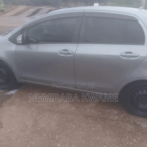 Toyota Vitz 1.5 FWD 5dr 2010 Gray - 1