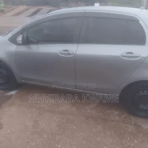Toyota Vitz 1.5 FWD 5dr 2010 Gray