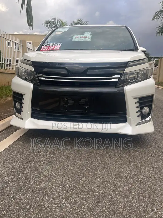 Toyota Voxy V 2WD 8-Seater 2015 White - 1