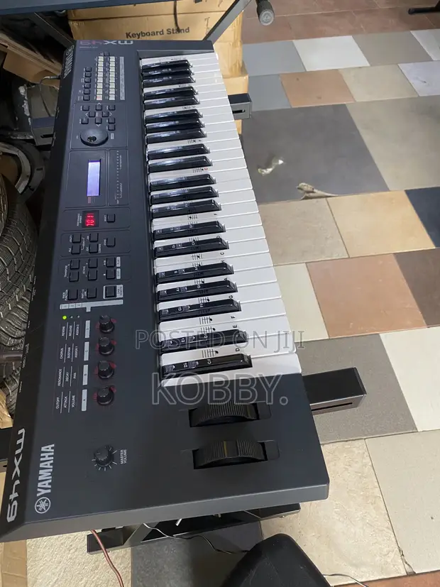 Yamaha MX61 Electronic Keyboard - 1