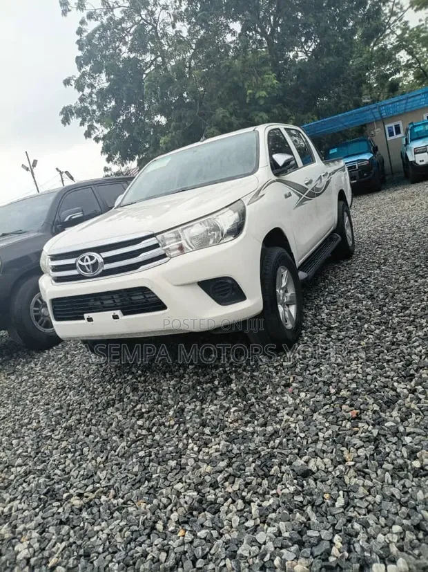 Toyota Hilux 2022 White - 1