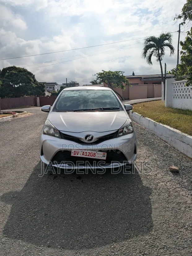 Toyota Vitz 2014 Silver - 1