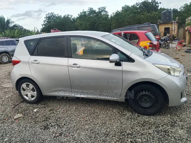 Toyota Ractis 2015 Silver - 1