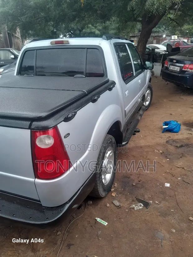 Ford Explorer 2005 Silver - 1