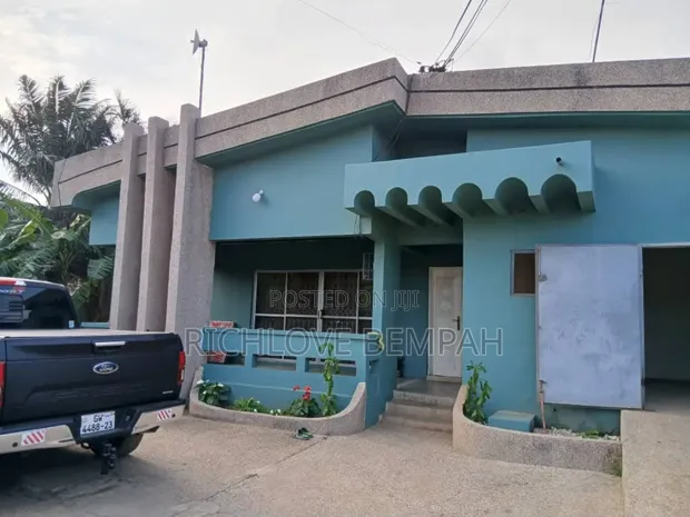 6-Bedroom House for Sale in Onyinasi, Awoshie - 1