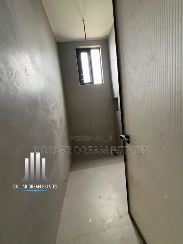 5 Bedroom Luxury House for Sale in Achimota - 1