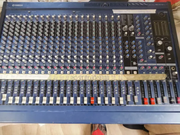 Yamaha MGFX 24 Analog Mixer - 1