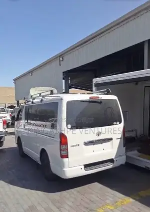 Toyota HiAce 2013 - White