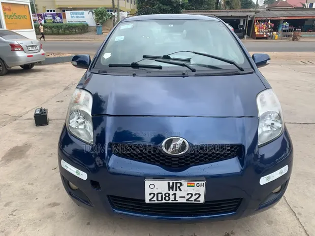 Toyota Vitz 1.3 AWD 3dr 2010 Blue - 1