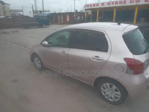 Toyota Vitz 2010 Silver - 1