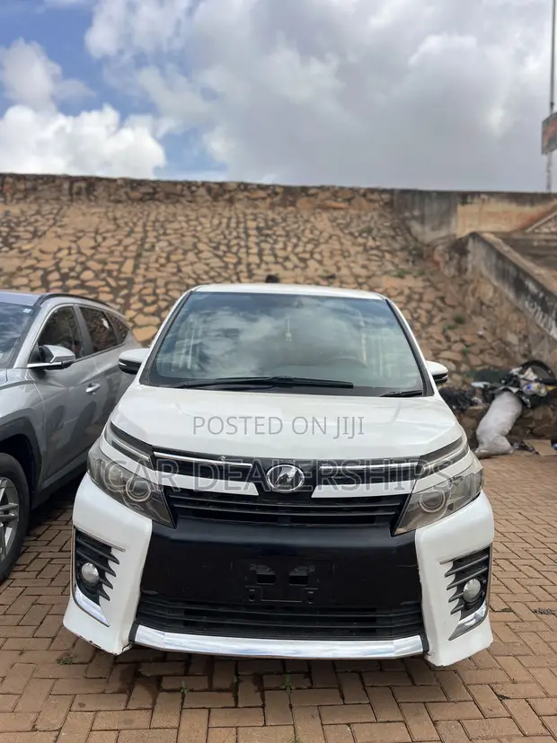 Toyota Voxy 2015 White - 1