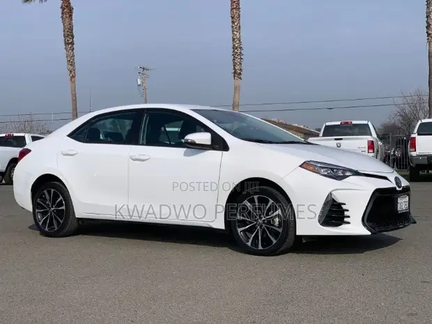 Toyota Corolla 2017 White - 1