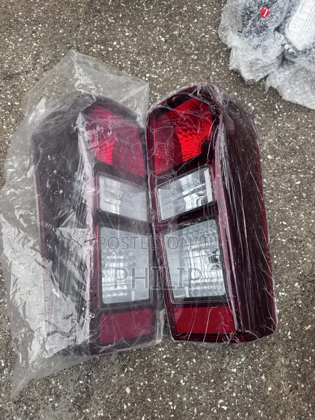 Isuzu D-MAX Tail Light Pair - 1