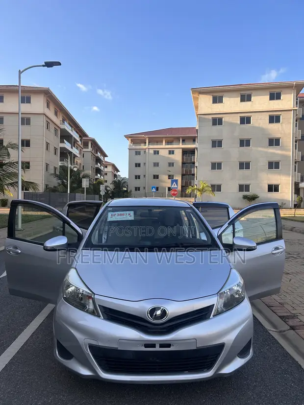 Toyota Vitz 2013 Silver - 1
