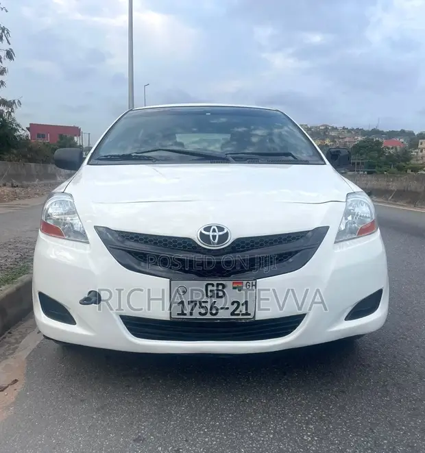 Toyota Yaris Base Sedan 2010 White - 1