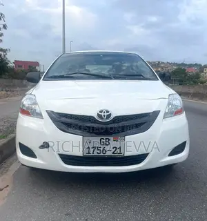 Toyota Yaris Base Sedan 2010 White