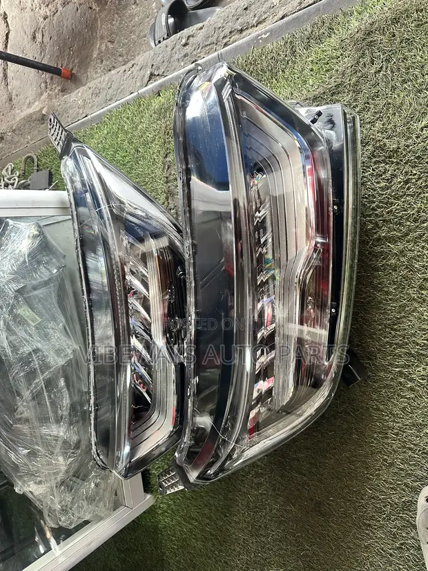 Honda CR-V 2017-2022 Touring Headlights Pair - 1
