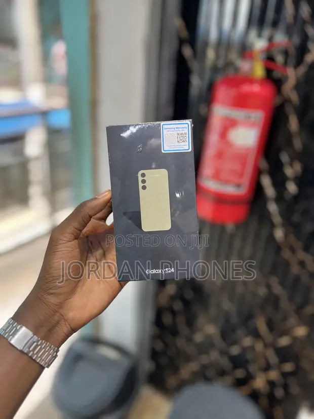 New Samsung Galaxy S24 256GB Yellow - 1