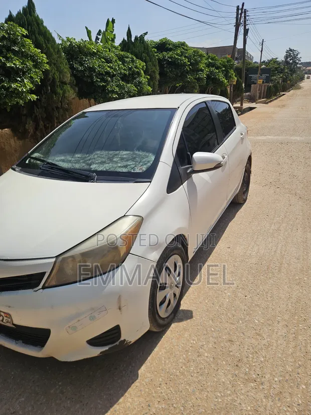 Toyota Yaris 2012 White - 1