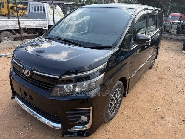 Toyota Voxy V 2WD 8-Seater 2014 Black - 1