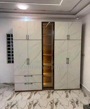 Classic Modern Floor-to-Ceiling Wardrobe