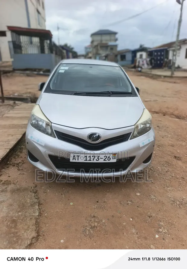 Toyota Vitz 2011 Silver - 1