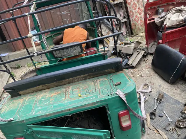 Bajaj RE 2020 Three-Wheeler - 1