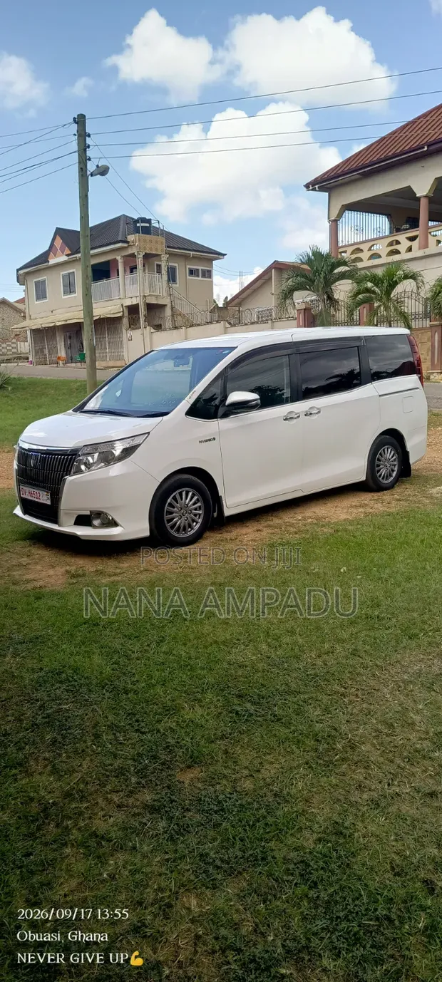 Toyota Esquire 2015 White - 1