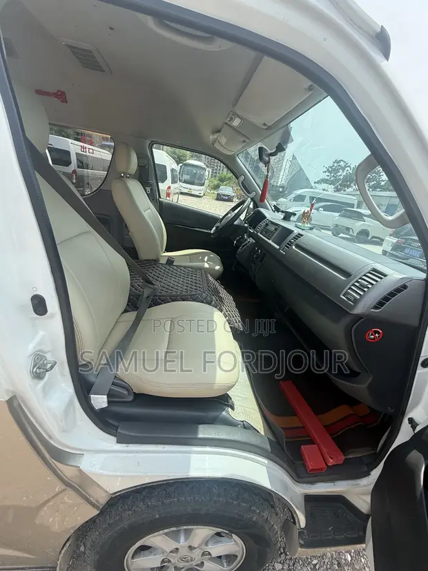 Toyota HiAce 2017 White - 1