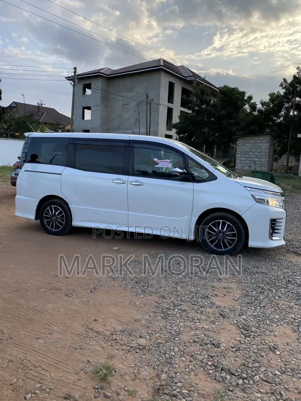 Toyota Voxy 2015 White - 1